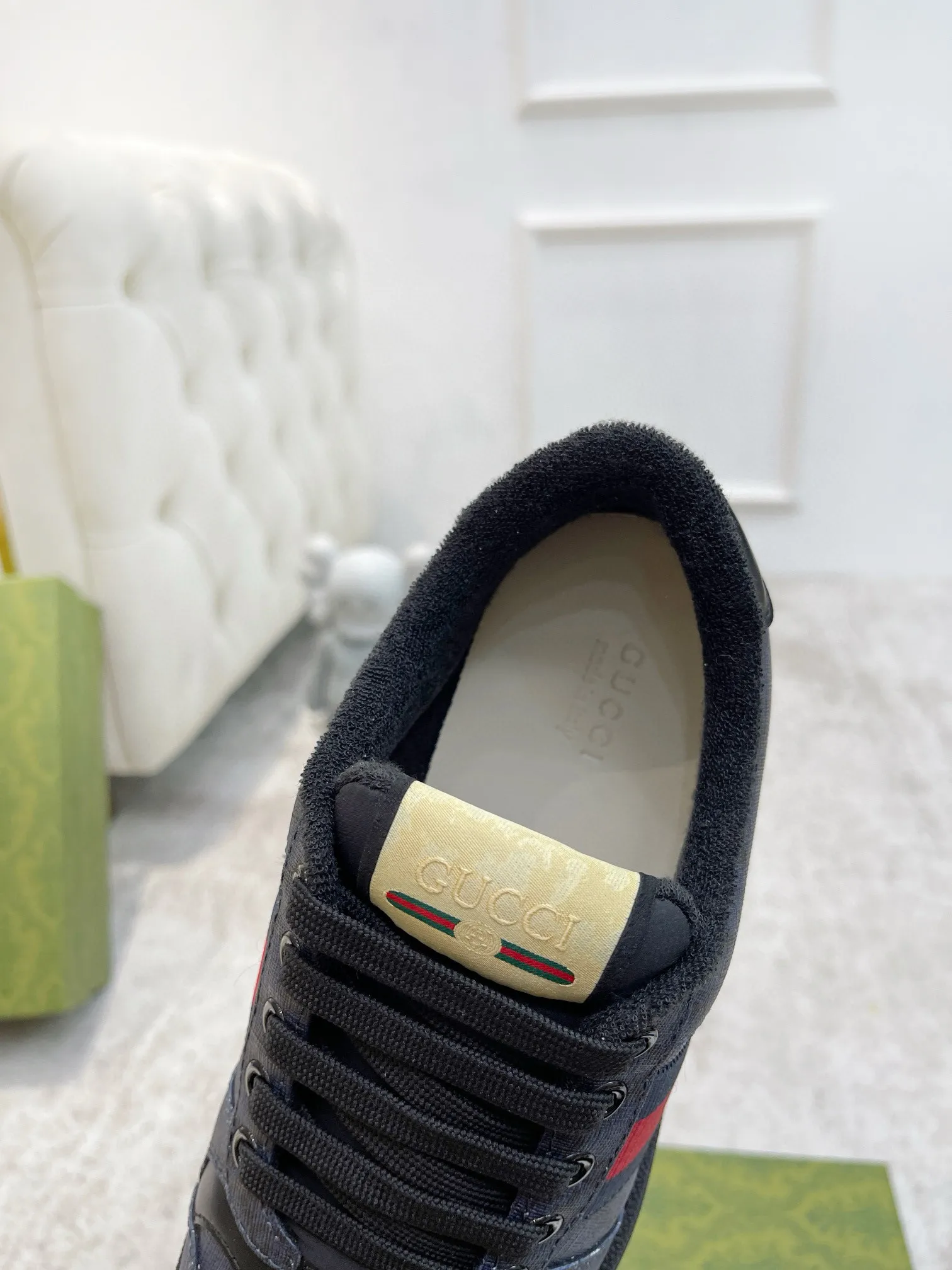 Ex-factory price: 540💰 GUCCI Gucci's newly upgraded back cover lining, top-notch old dirty shoes, classic casual sports shoes for couples, retro sneakers and old G family dirty shoes, updated at the counter simultaneously! ①The shoe upper has the same water-based edge coating process as the original version⚠️The ordinary oil edges on the market have a strong glue feel and are easy to fall off! Grade A first-layer nubuck leather (with pores)/matching computer embroidered double G cloth, high-density terry velvet lining. ② A PVC transparent small round mark sealing line is added to the details of the midsole. The mold is opened six times and the jewelry craftsmanship is used to customize the two-color double G buckle, striving to be the same as the original version. A pair of buttons is more than three times more expensive than ordinary buckles on the market. ③An old two-color washable label, the chip is placed on the outer waist of the right foot, the entire shoe is completely hollowed out with rubber technology, TUP material (rubber to distinguish the market) with the latest green packaging from the counter, 3D printed handbag, and a pair of shoelaces. There is no pressure when entering and exiting the counter. You can buy a 1:1 accurate replica of the original version and modify and upgrade it repeatedly. The details are perfectly restored, the materials are all customized, and they are truly top-notch. Please look at the details clearly to identify the quality. Upper: First-layer frosted cowhide/embroidered double G cloth. Lining: original high-density velvet lining. Foot pads: original pearlescent sheepskin. Outsole: private molded vacuum TPU material. Packaging: original top-grade full set packaging at the counter. Shoe size: women's size 35-40, men's size 39-44 (men's size 38, 45🉑️customized, non-returnable)